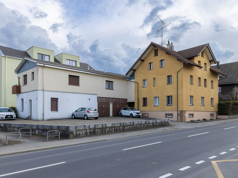 Wohnhaus Frontansicht mit Anbau und Vorplatz - Dorfstrasse 7 in Rain, WBG-Rain