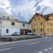 Wohnhaus Frontansicht mit Anbau und Vorplatz - Dorfstrasse 7 in Rain, WBG-Rain